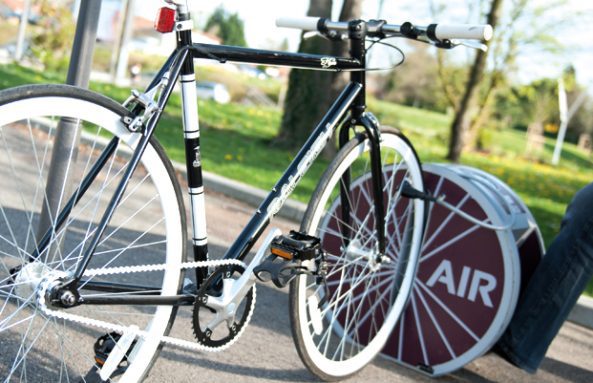 pompe en libre service ALTAO Pump avec un vélo en gonflage