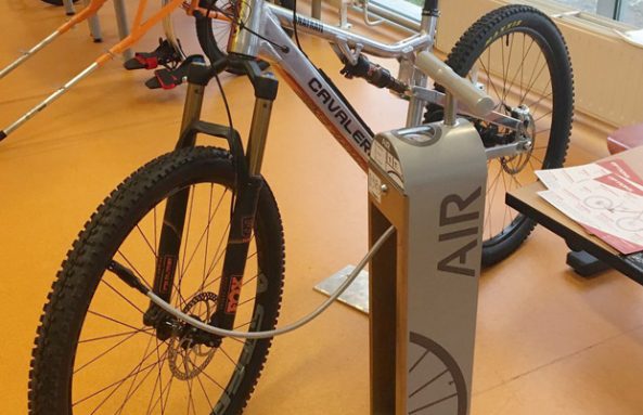 station de gonflage vélo ALTAO® T’Pump présentée à l’IUT de Saint-Etienne