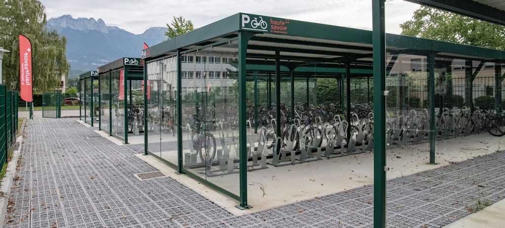 abri vélo ALTAO Open sur-mesure installé dans un collège de Haute-Savoie