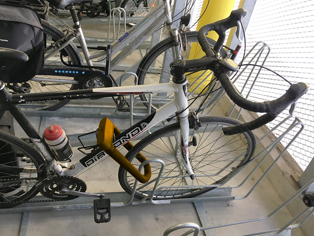 un vélo bien attaché avec un antivol sur une place basse basse de rack Optima V10