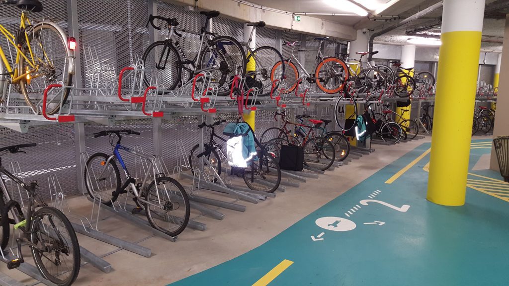 racks déjà remplis de l'espace vélo équipé et sécurisé de la gare Lille Flandres