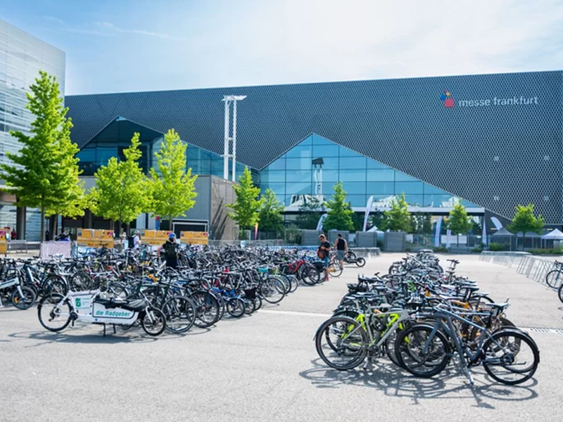 parking vélos temporaire pour les cyclistes visiteurs venant au salon Eurobike 2023