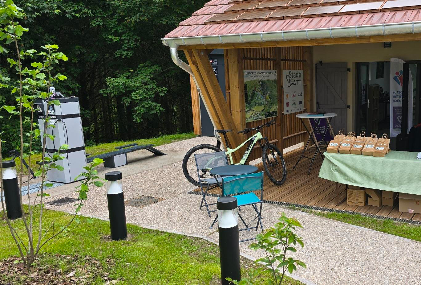 station de lavage, gonflage et réparation ALTAO Modulo du stade VTT des Vosges Secrètes