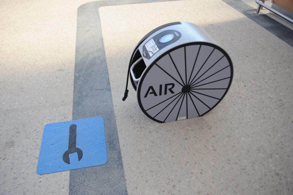 Station de gonflage vélo ALTAO Pump d'Altinnova installée dans la Halle à Vélos