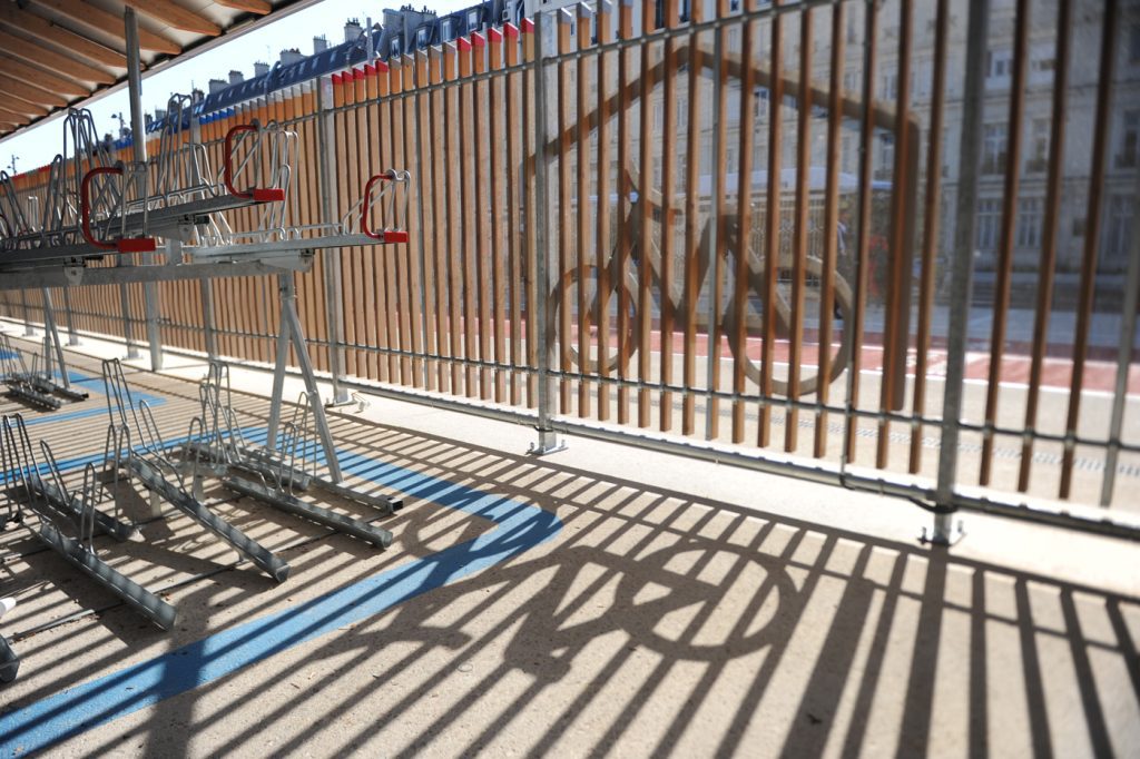 Intérieur de l'espace de stationnement vélo en gare du Nord