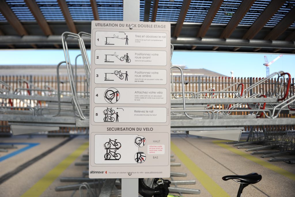 Panneau d'affichage et consignes d'utilisation du rack double étage Optima V10 d'Altinnova