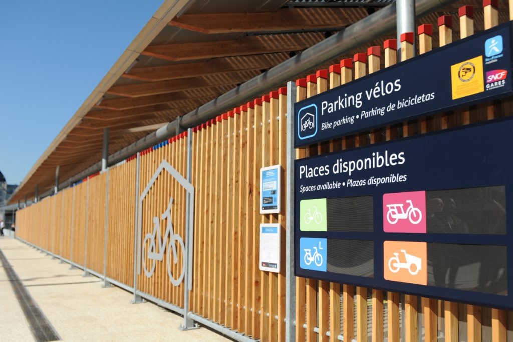 Panneau d'affichage du nombre de places de stationnement vélos disponibles sur la paroi de le Halle à Vélos