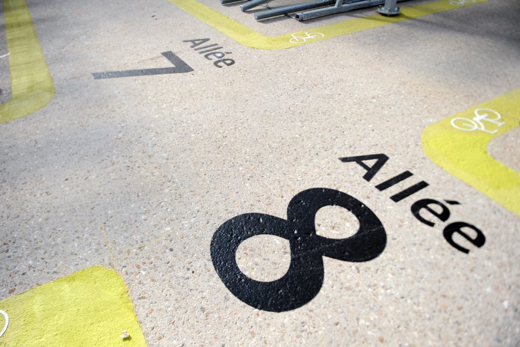 marquage au sol pour identifier les allées du parking vélos de la gare du Nord