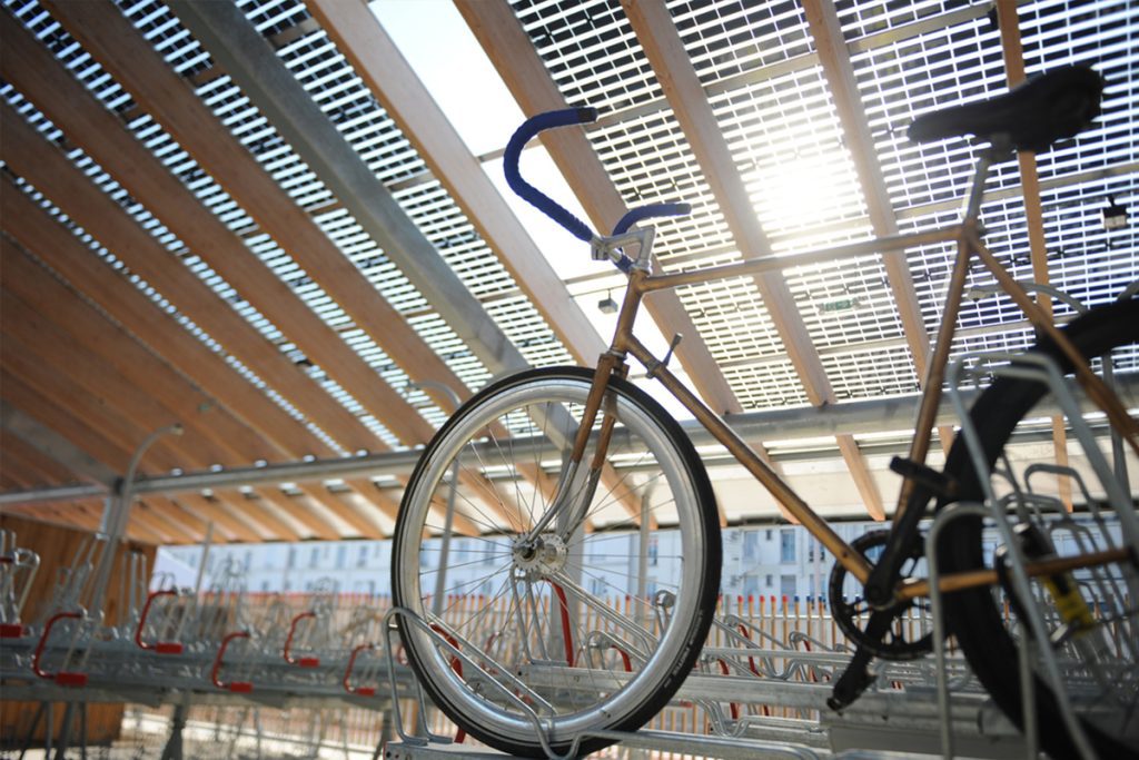 Un vélo stationné sur un arceau du parking vélos inauguré en Gare du Nord