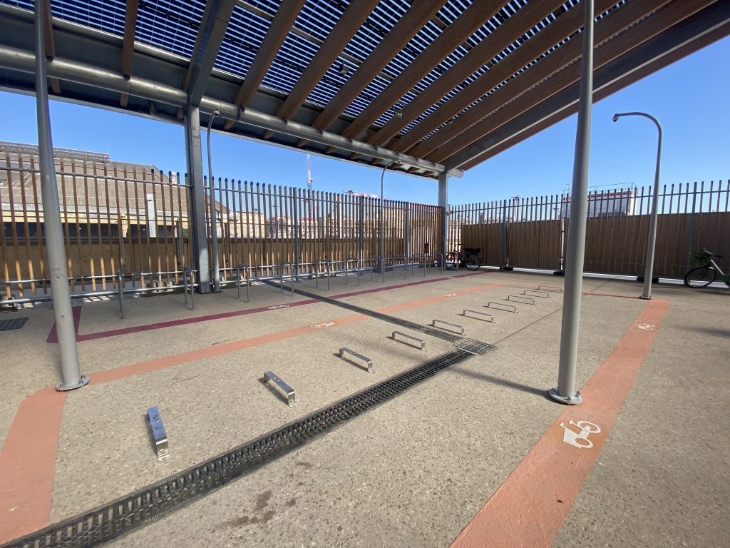 espace spécifique pour les vélos cargos et allongés dans le parking vélos de la Gare du Nord