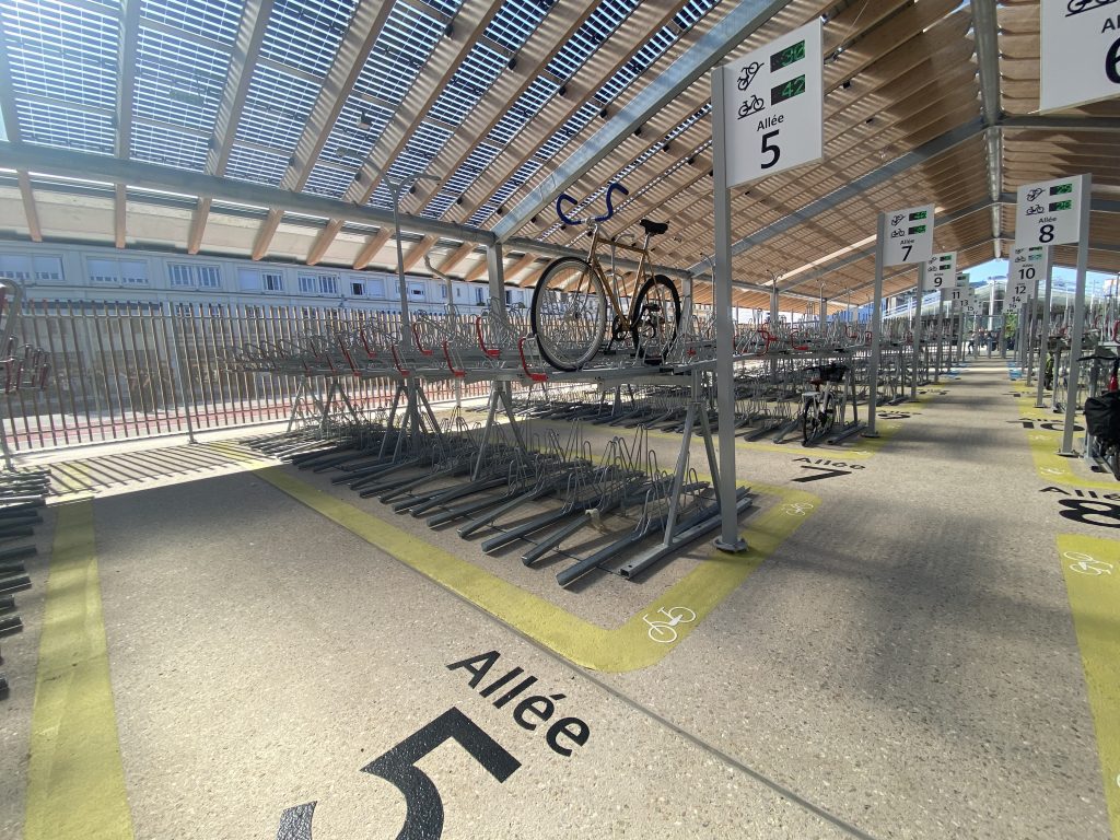 Les premiers vélos utilisent le racks de stationnement Optima V10 du parking vélos sécurisé de la Gare du Nord lors de l'inauguration Halle à Vélos