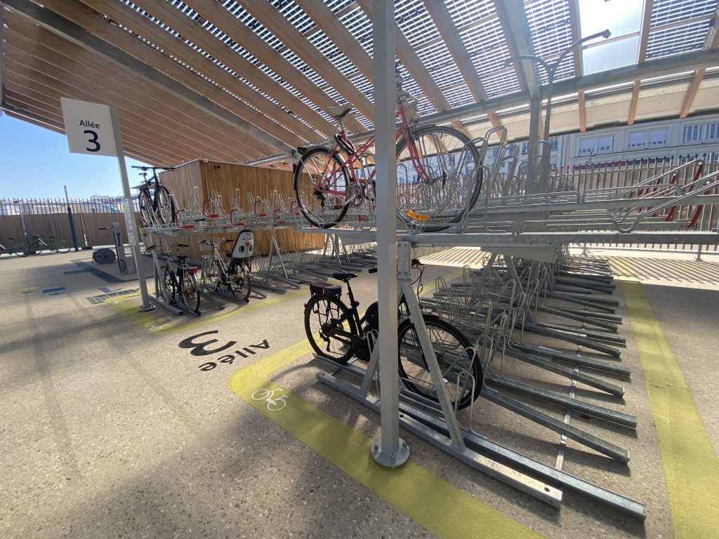 racks de stationnement vélos double étage lors de l'inauguration Halle à Vélos