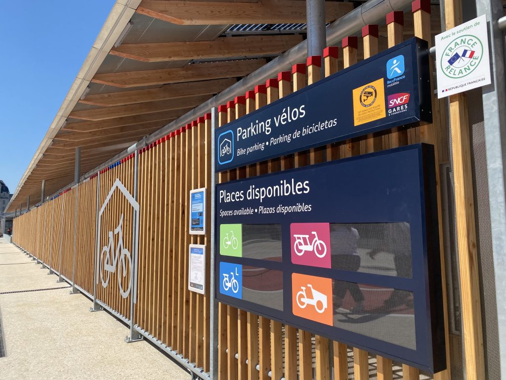 entrée de la Halle à Vélos avec son panneau d'affichage des places de stationnement disponibles