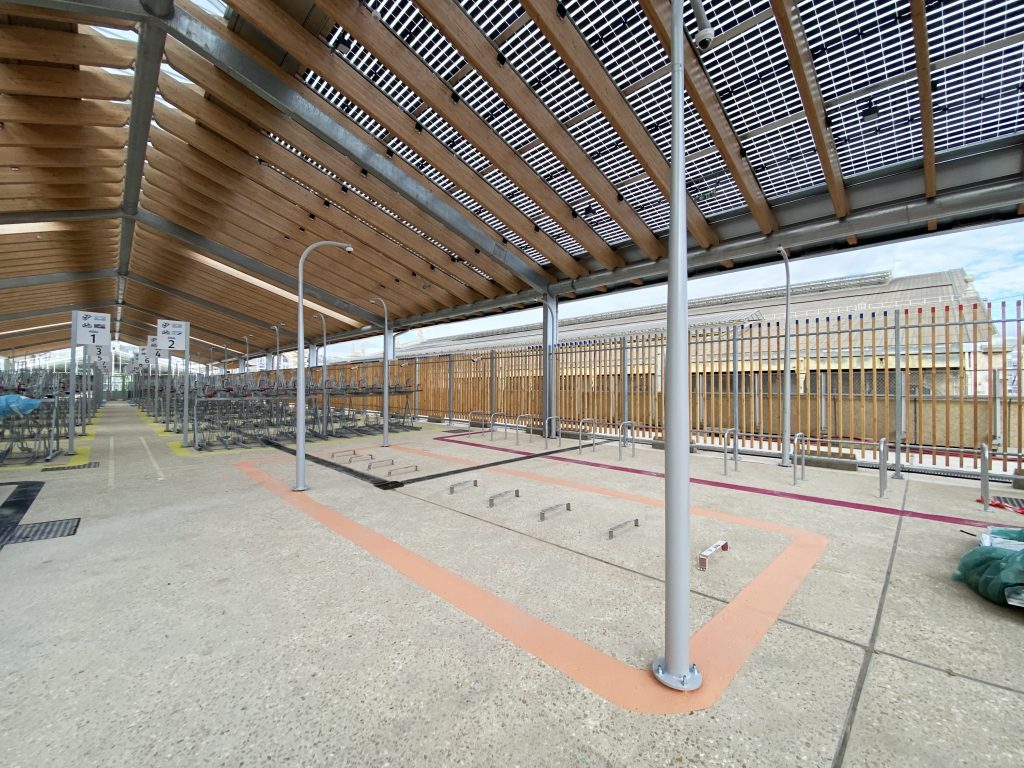 zone pour les vélos cargos et allongés dans le parking vélos de la Gare du Nord