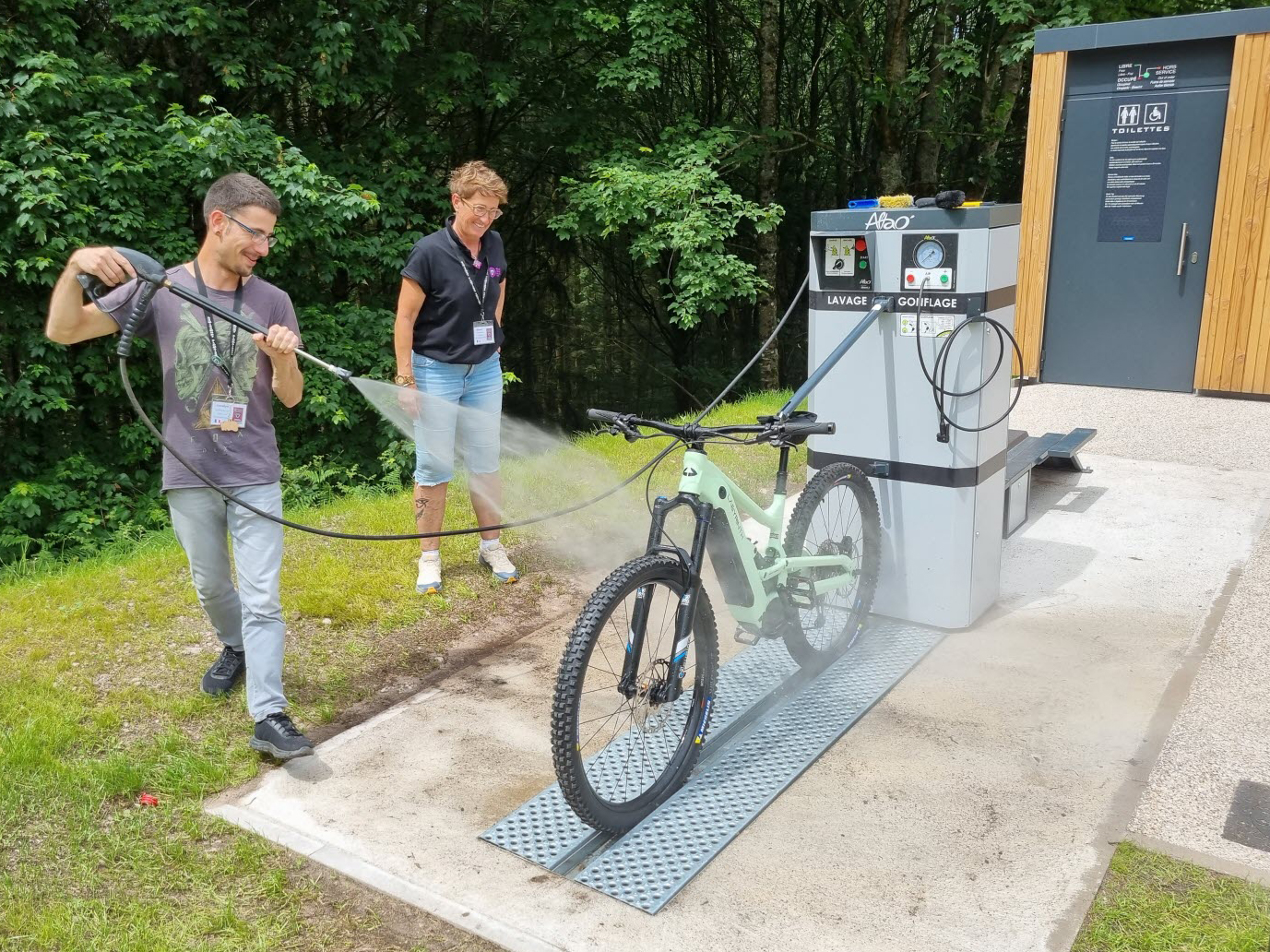 utilisation de la station de lavage VTT et vélo ALTAO Modulo