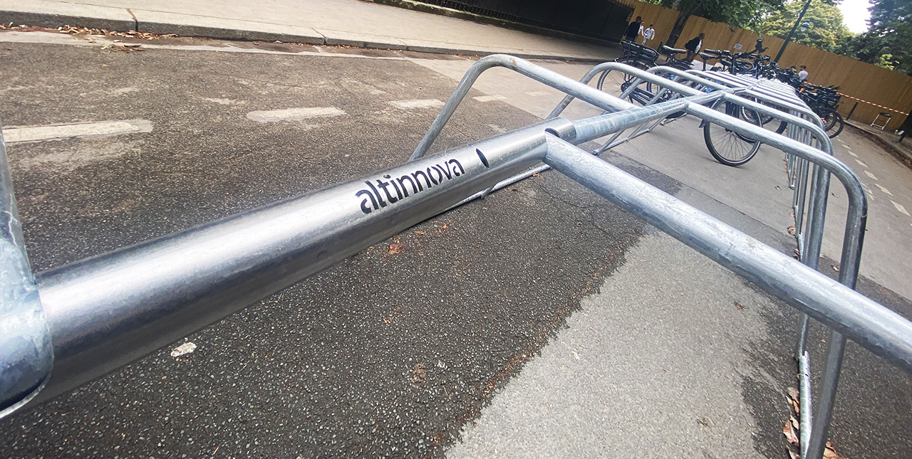 connecteur reliant les racks de stationnement vélos temporaire ALTAO Mobile conçus et fabriqués par Altinnova