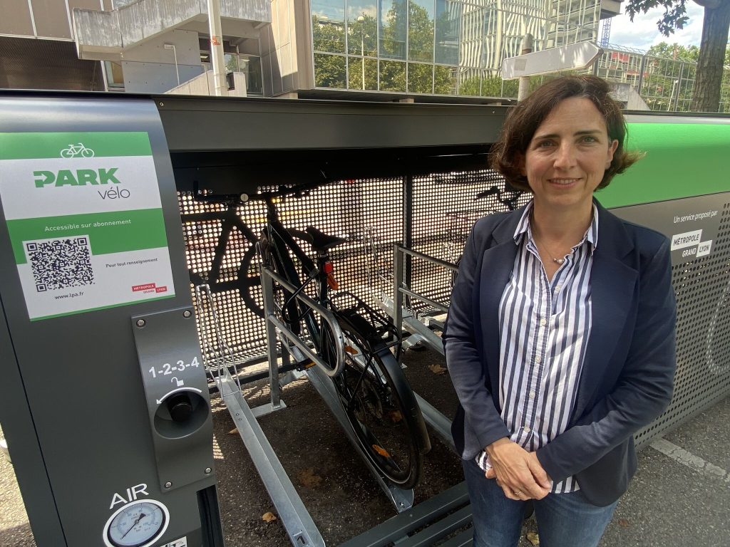 Présentation du premier box vélo sécurisé ALTAO Pod du Grand Lyon par la présidente d'Altinnova, Corinne Verdier