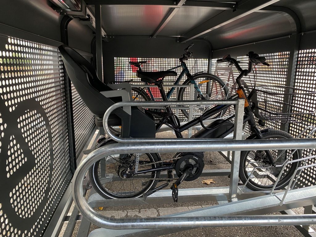 vélos attaché aux arceaux à l'intérieur d'un box sécurisé ALTAO Pod du Grand Lyon