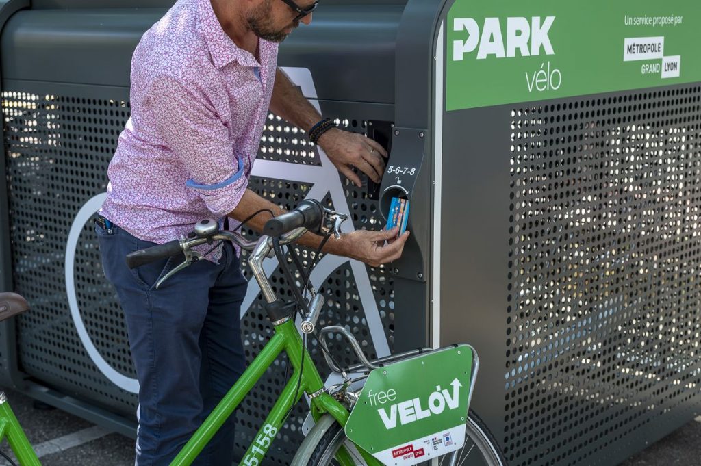 ouverture d'un box vélo sécurisé ALTAO Pod d'Altinnova en présentant un badge devant un cylindre électronique Diwio Key pour stationner son vélo