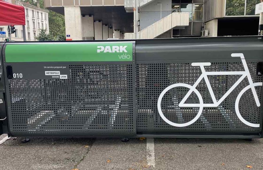article sur le premier box vélo sécurisé ALTAO Pod installé dans les rues du Grand Lyon