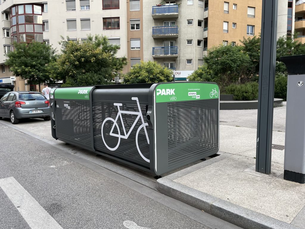 une place de stationnement voiture transformée en parking vélo sécurisé grâce au box ALTAO Pod