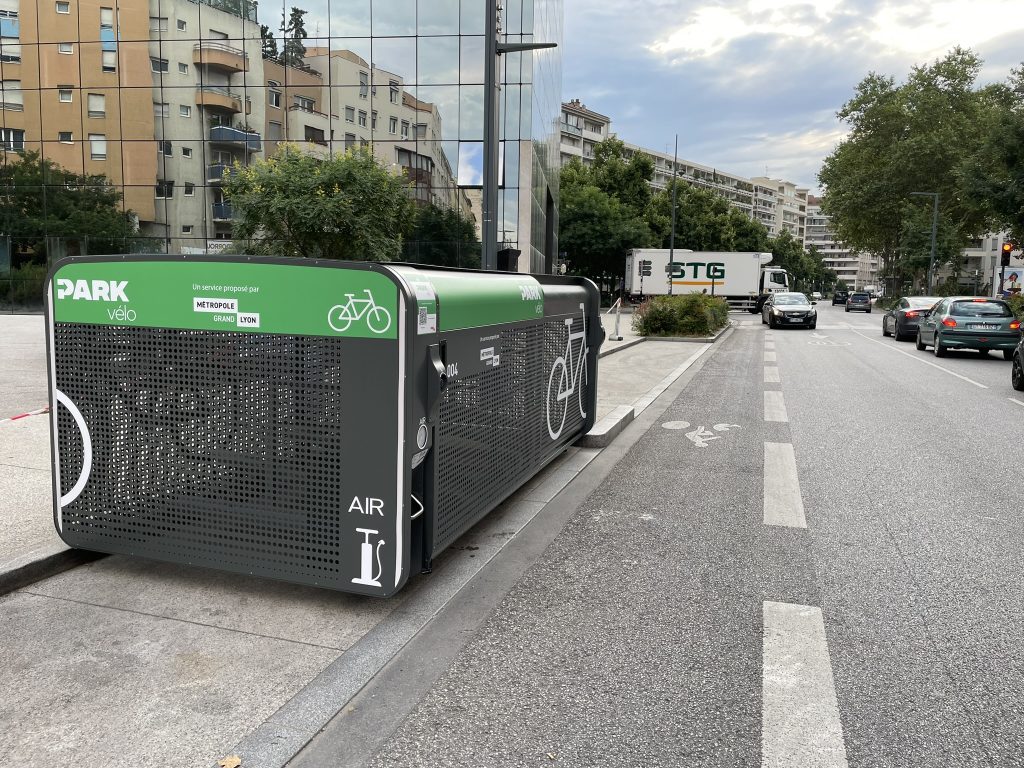 box vélo sécurisé ALTAO Pod 8 places installé sur la métropole de Lyon proposant un gonfleur en libre-service