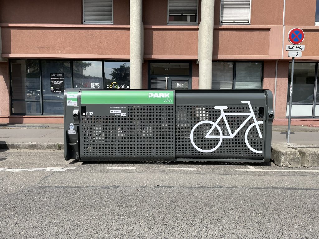 nouvelle consigne vélo sécurisée ALTAO Pod pour stationner 8 vélos sur une place de parking automobile