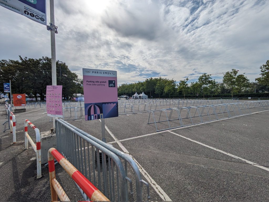 parking vélo temporaire des Jeux Olympiques et Paralympiques Paris 2024 réalisés avec des arceaux ALTAO Mobile Altinnova à Nantes