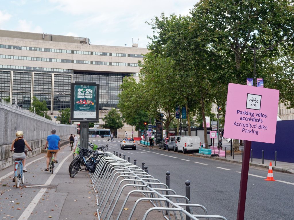 parking vélo temporaire des Jeux Olympiques et Paralympiques Paris 2024 réalisés avec des arceaux ALTAO Mobile Altinnova au Palais de Bercy