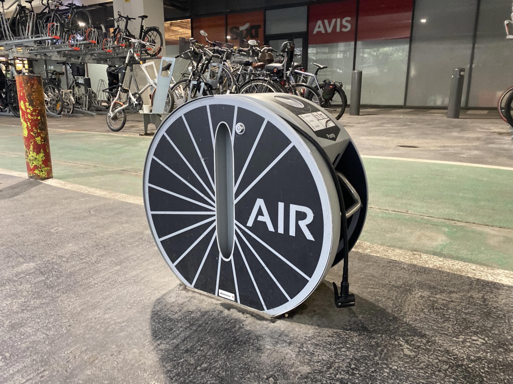 station de gonflage vélo ALTAO Pump en libre service à Paris Gare de Lyon