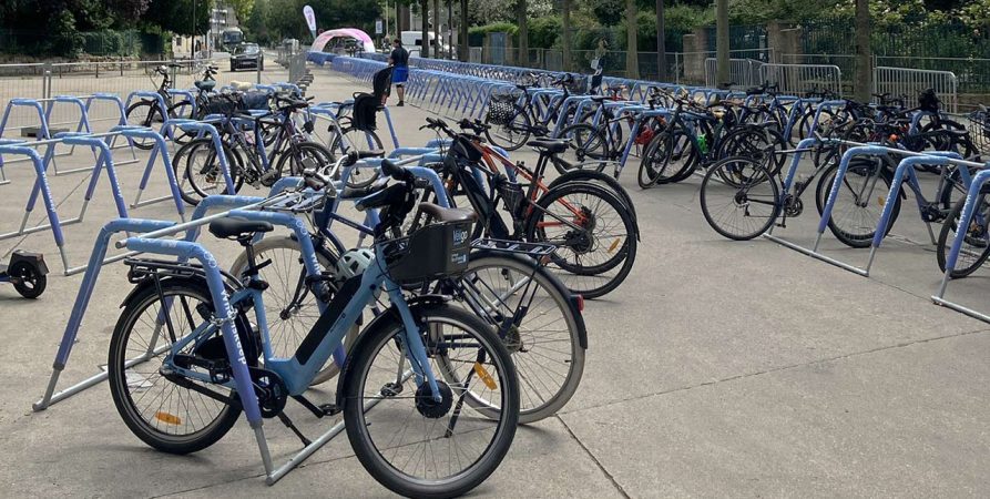 parking vélo éphémère sur arceaux ALTAO Mobile des Jeux Olympiques et Paralympiques de Paris 2024