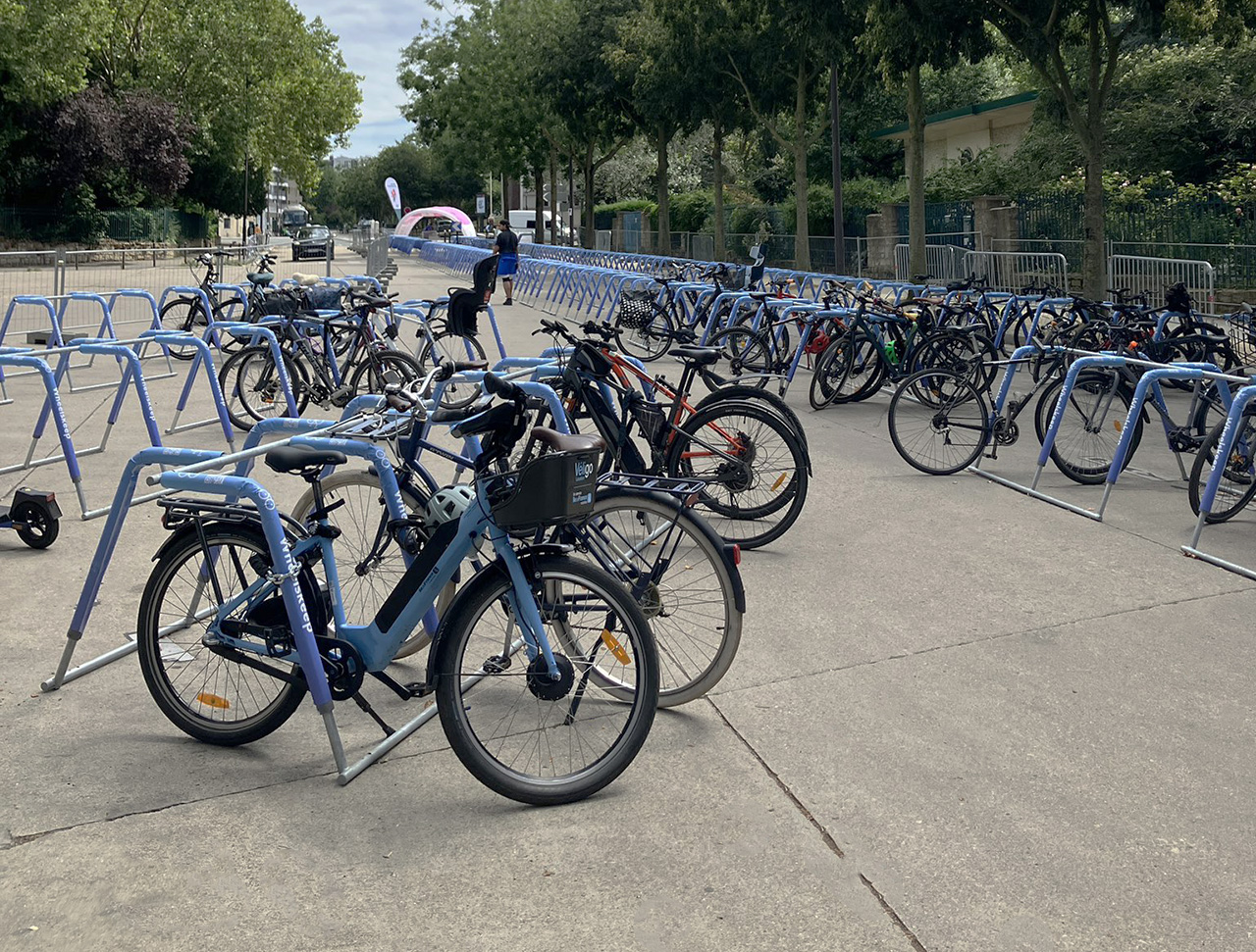 parking vélo temporaire sur racks ALTAO Mobile des Jeux Olympiques de Paris 2024