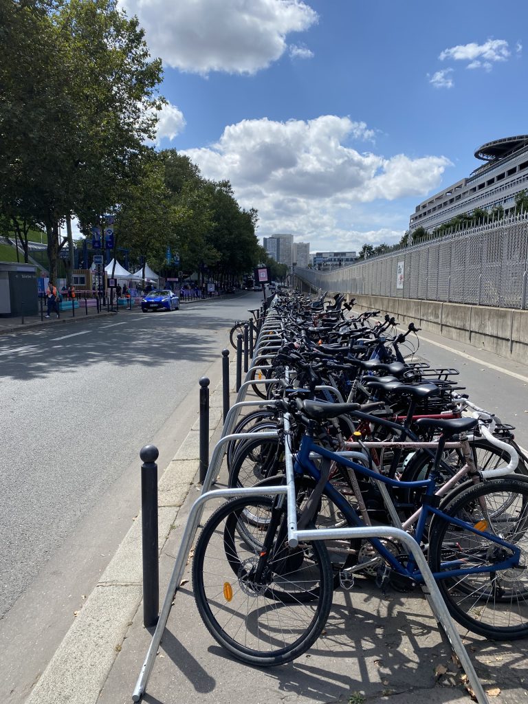 nombreux vélos stationnés sur les racks ALTAO Mobile d'un parking événementiel des Jeux Olympiques Paris 2024