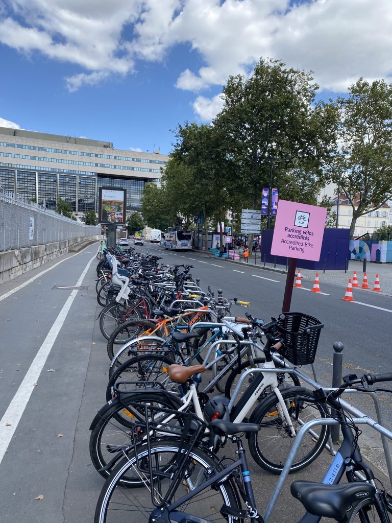 parking vélo temporaire des JO Paris 2024 au Palais de Bercy