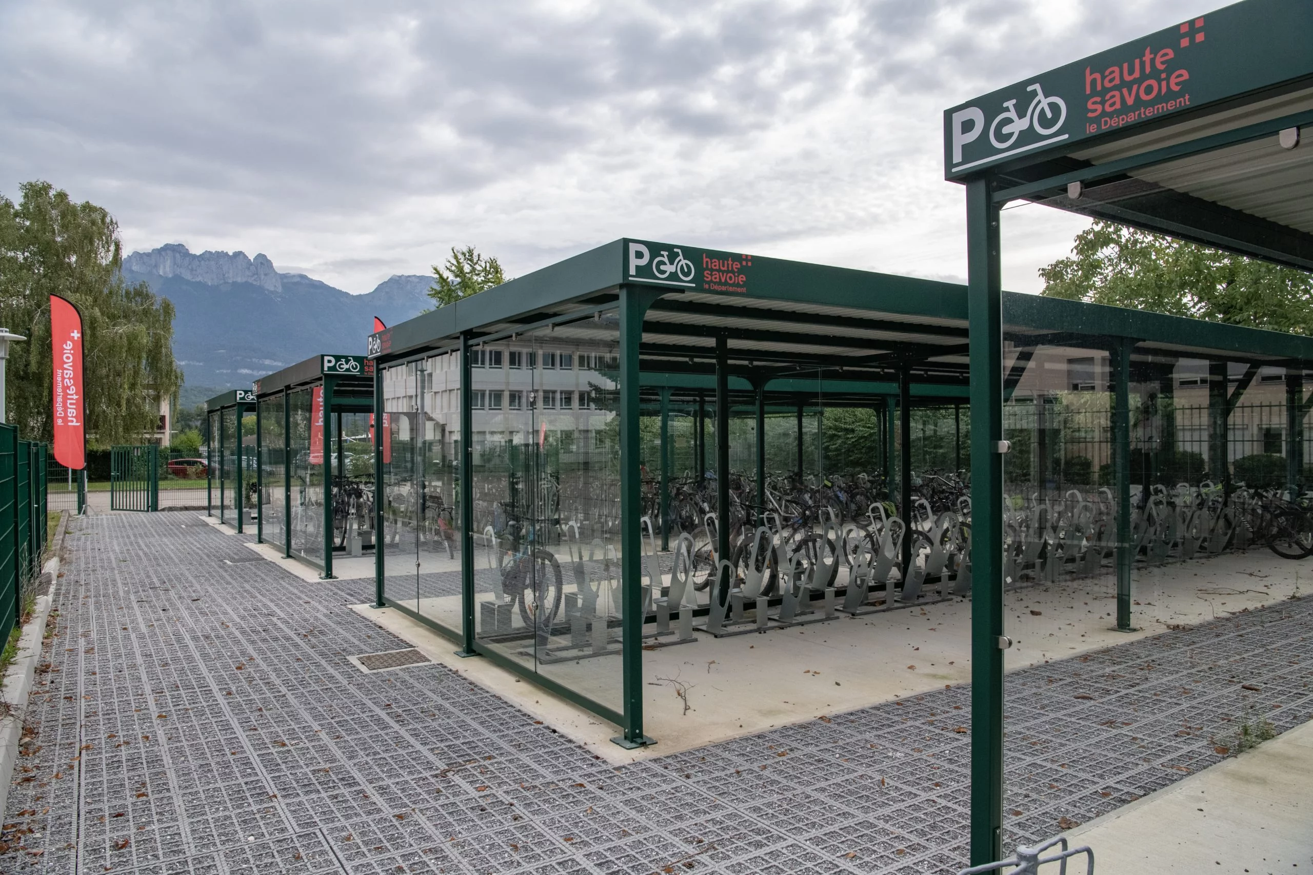 Stationnement vélo ALTAO® Spacio au collège Jean Monnet à Saint-Jorioz, Haute-Savoie