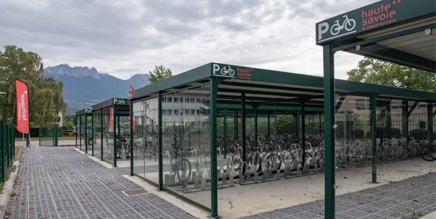 Stationnement vélo ALTAO® Spacio au collège Jean Monnet à Saint-Jorioz, Haute-Savoie