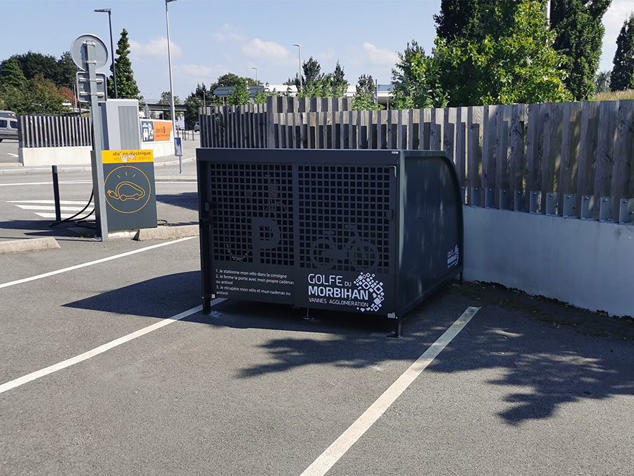 place de stationnement voiture transformée en parking vélo sécurisé en installant un box autoportant ALTAO Cocoon