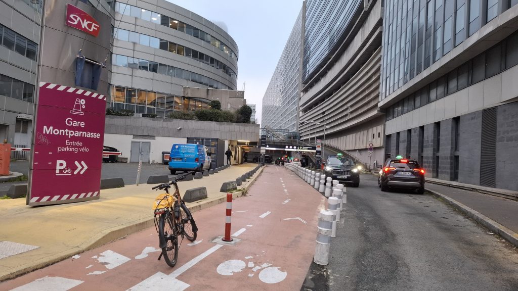 entrée du parking vélos en gare de Paris Montparnasse