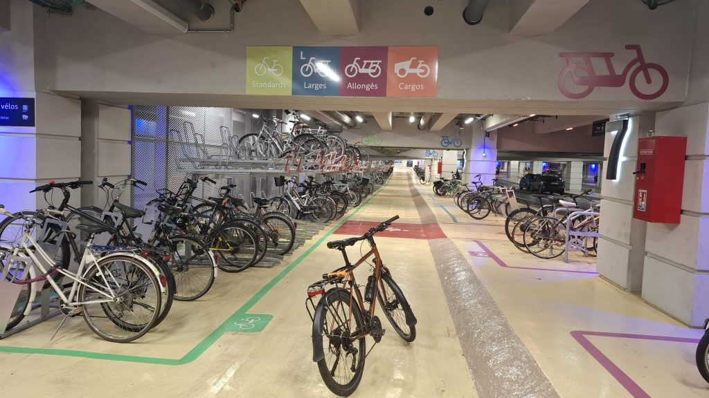 vélos stationnés dans la vélostation de la gare SNCF Paris Montparnasse