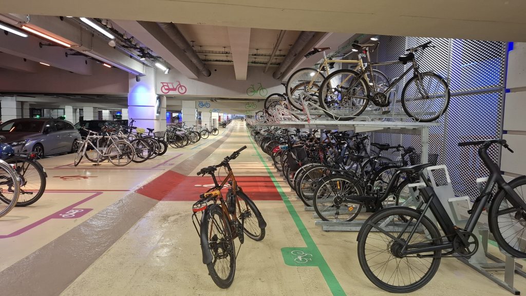 espace de stationnement vélos en libre service de la gare Montparnasse