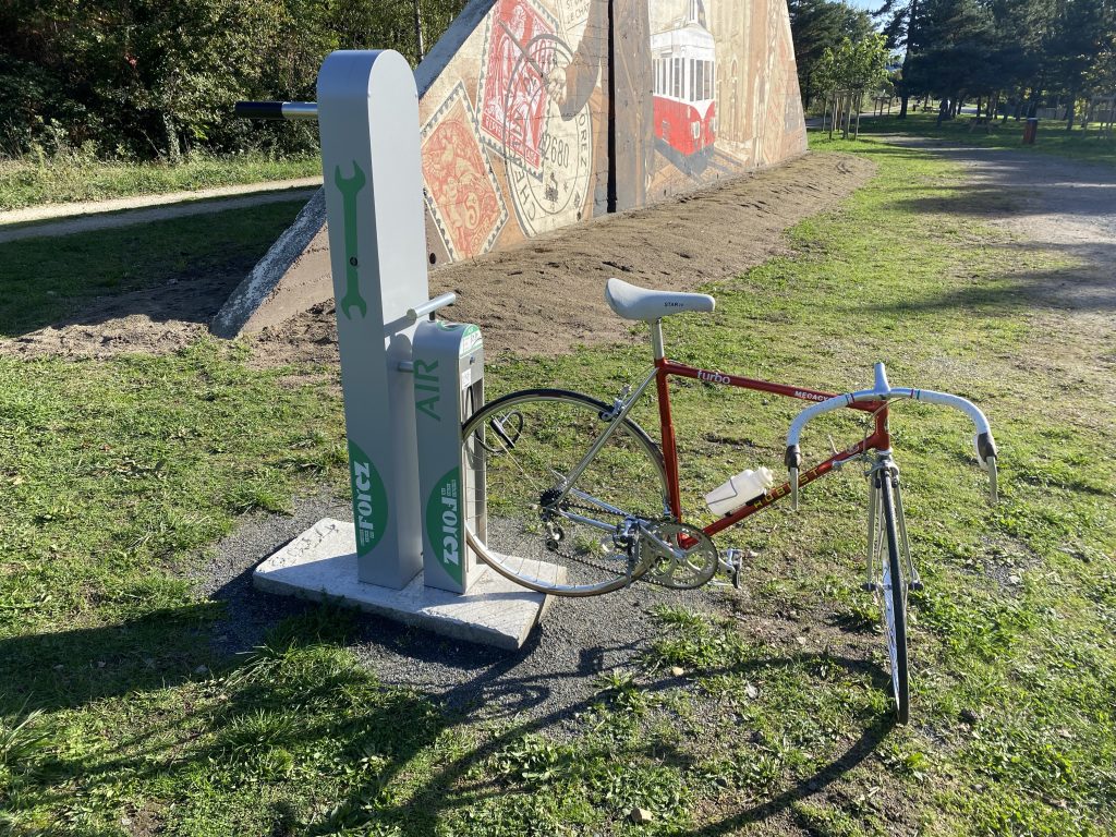 gonflage d'un pneu de vélo de course