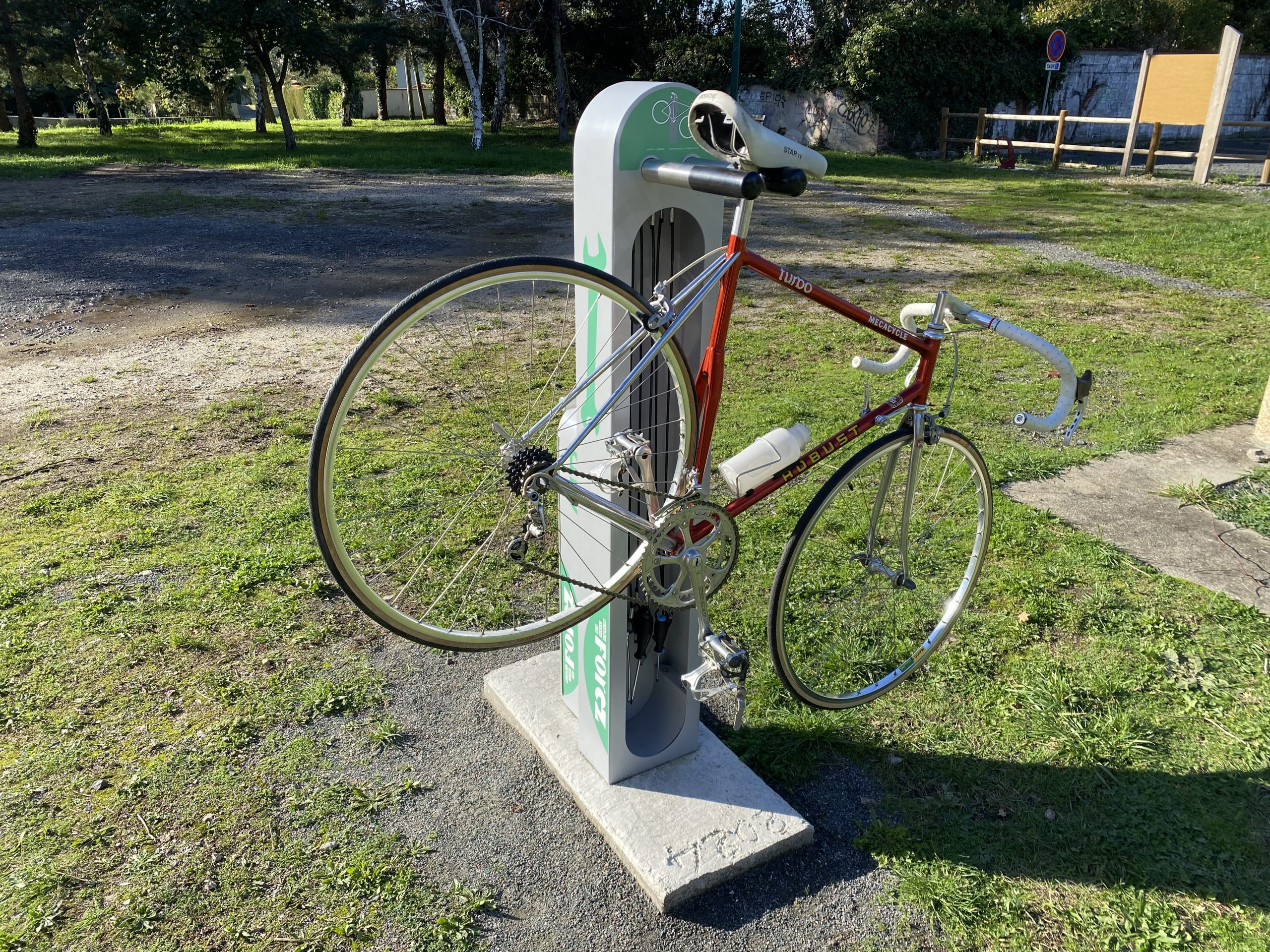 une borne de réparation et gonflage installée à Saint Marcellin en Forez pour tous les vélos 