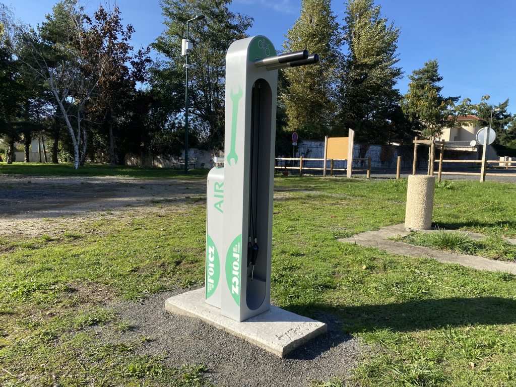 station de réparation et gonflage vélo ALTAO Fix'Air à disposition des cyclotouristes installée à Saint Marcellin en Forez