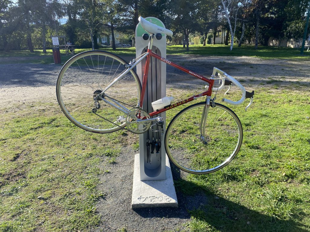 vélo accroché sur une station de réparation et gonflage vélo ALTAO Fix'Air