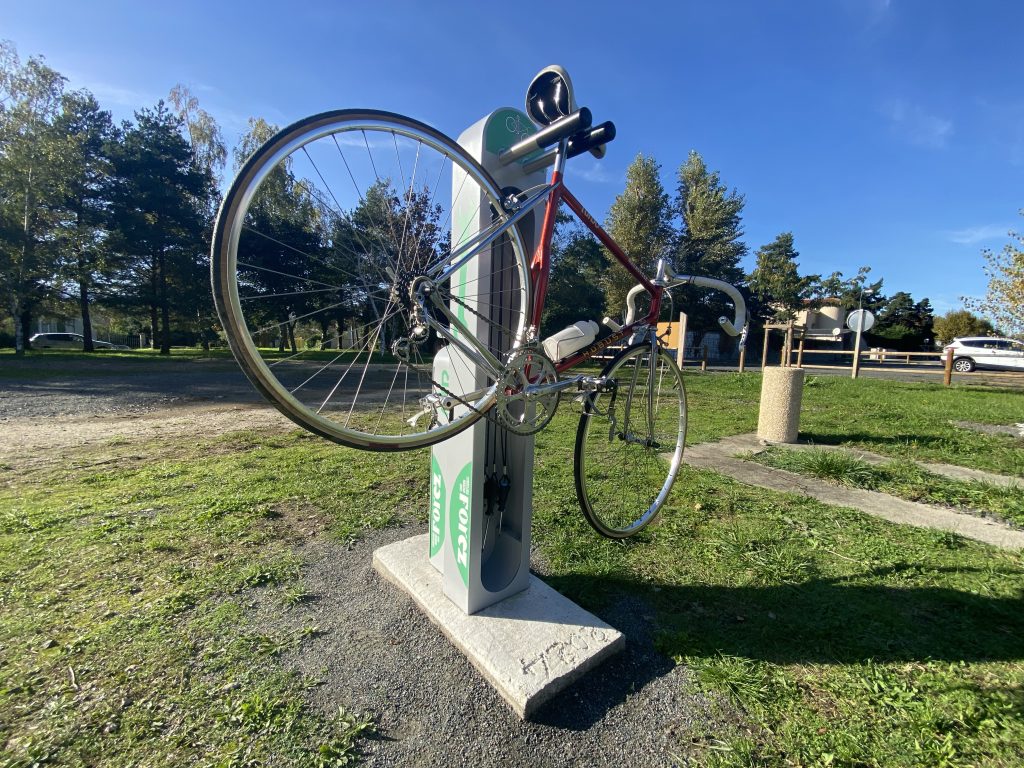 borne de réparation de vélo ALTAO Fix'Air en libre-service