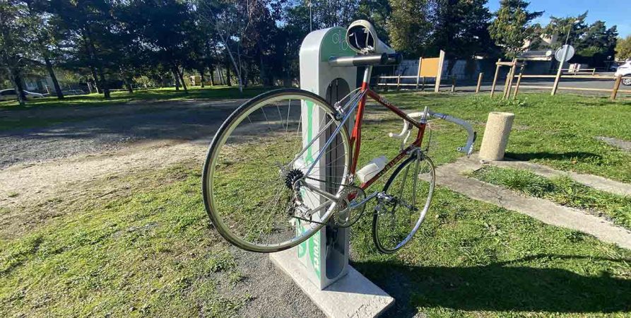 une station de réparation et gonflage vélo ALTAO Fix'Air installée en Loire Forez Agglomération