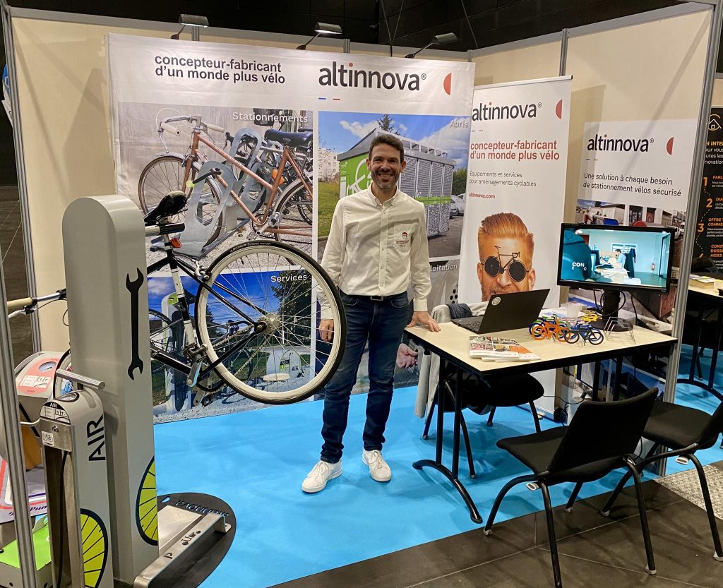 stand du fournisseur d'équipements de parking vélos et station de services pour les cyclistes au salon professionnel sur le développement durable organisé à Riorge