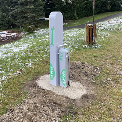 station de réparation et de gonflage vélo ALTAO Fix'Air sur la commune d' Usson  en Forez