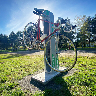 totem de réparation et de gonflage vélo ALTAO Fix'Air sur la commune de Saint Marcellin en Forez