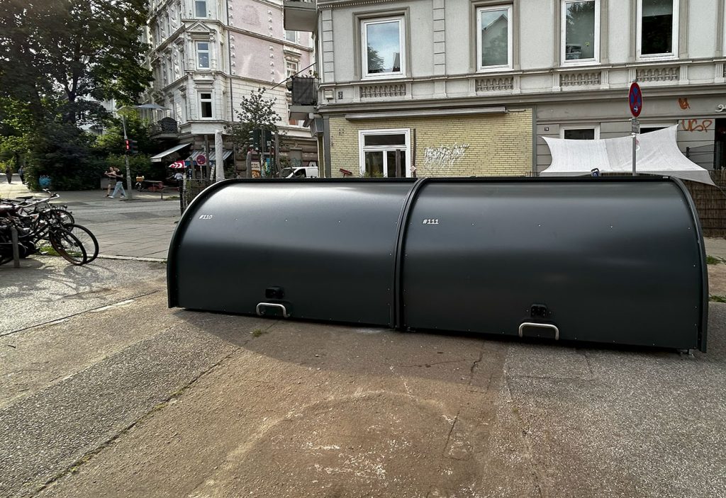 vélobox ALTAO Cover sur une place à Hambourg en Allemagne